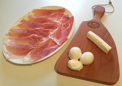 Prosciutto di San Daniele Prolongo affettato su tagliere e formaggio caprino